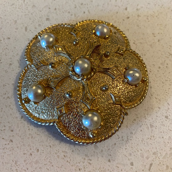 Brooch in gold tone with pearls shaped like a poppy. Can be worn as a necklace - Picture 1 of 10